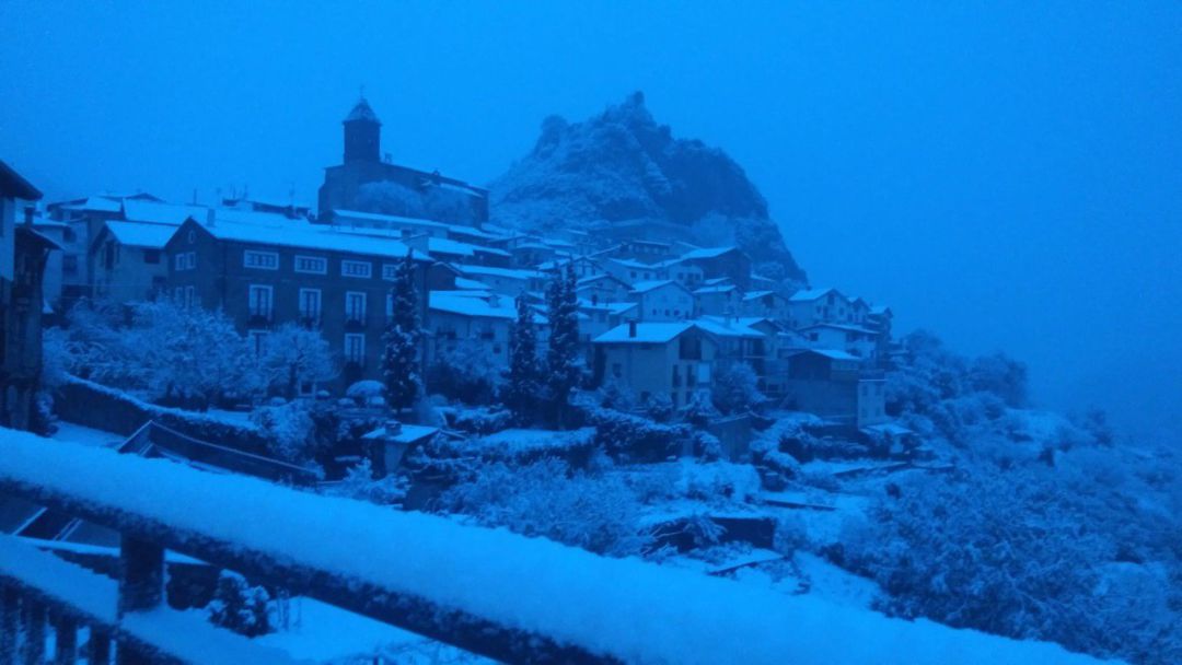 Nieva de Cameros cubierto por la nieve Nieva de Cameros cubierto por la nieve