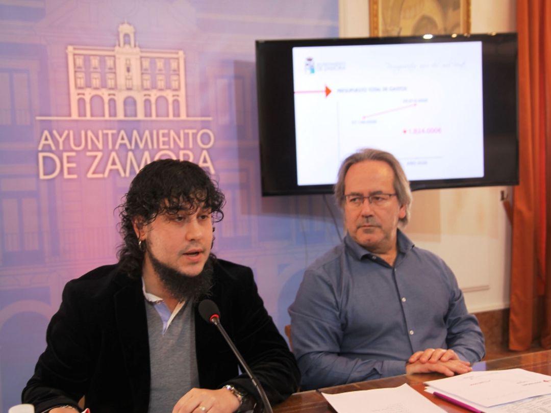 El concejal de Recaudación del Ayuntamiento de Zamora, Diego Bernardo, junto al acalde, Francisco Guarido, durante la presentación del borrador del presupuesto 2020 El concejal de Recaudación del Ayuntamiento de Zamora, Diego Bernardo, junto al acalde, Francisco Guarido, durante la presentación del borrador del presupuesto 2020