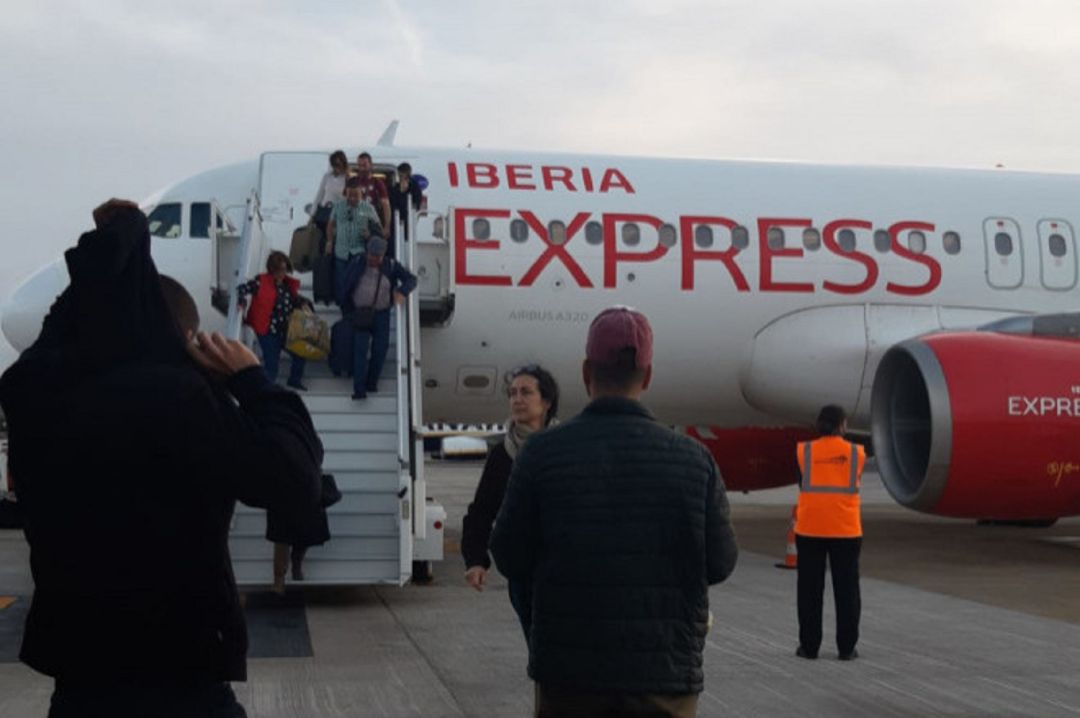 Evacuación de los pasjaeros del Lanzarote-Madrid. Evacuación de los pasjaeros del Lanzarote-Madrid.