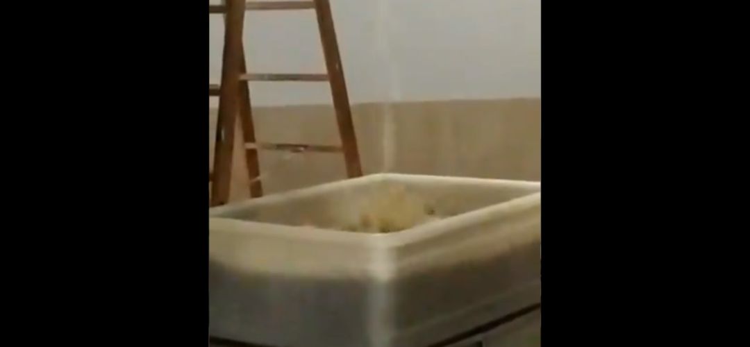 La cubeta donde caían a chorro las aguas fecales La cubeta donde caían a chorro las aguas fecales
