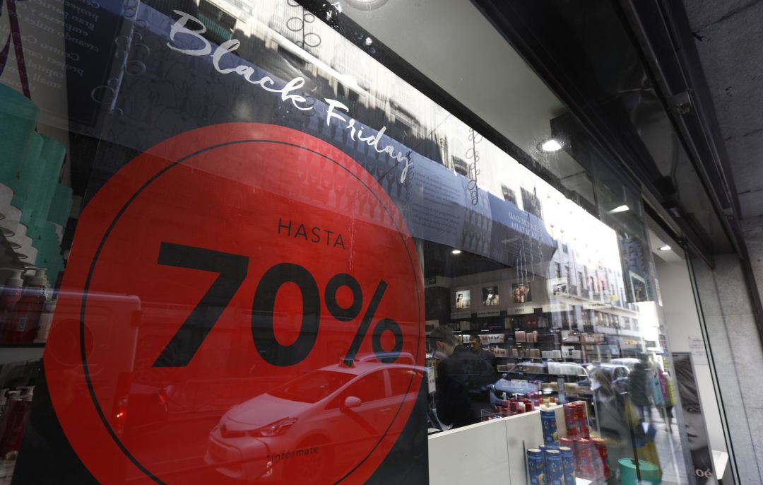Los escaparates se preparan para el Black Friday. Los escaparates se preparan para el Black Friday.