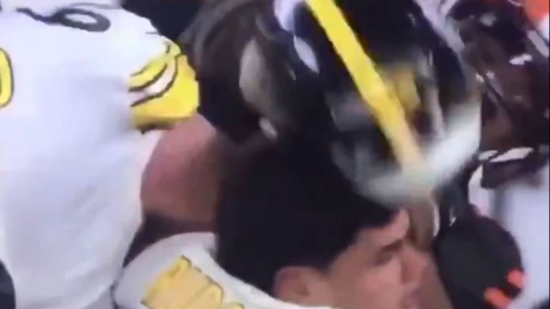 Brutal pelea en la NFL: del 4 vs 1... al golpe con un casco en la cabeza