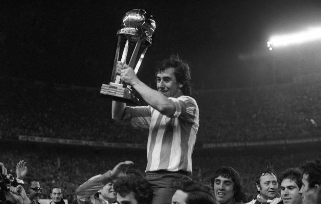 Adelardo levanta la Copa Intercontinental el 10 de abril de 1975 en el Vicente Calderón. Adelardo levanta la Copa Intercontinental el 10 de abril de 1975 en el Vicente Calderón.