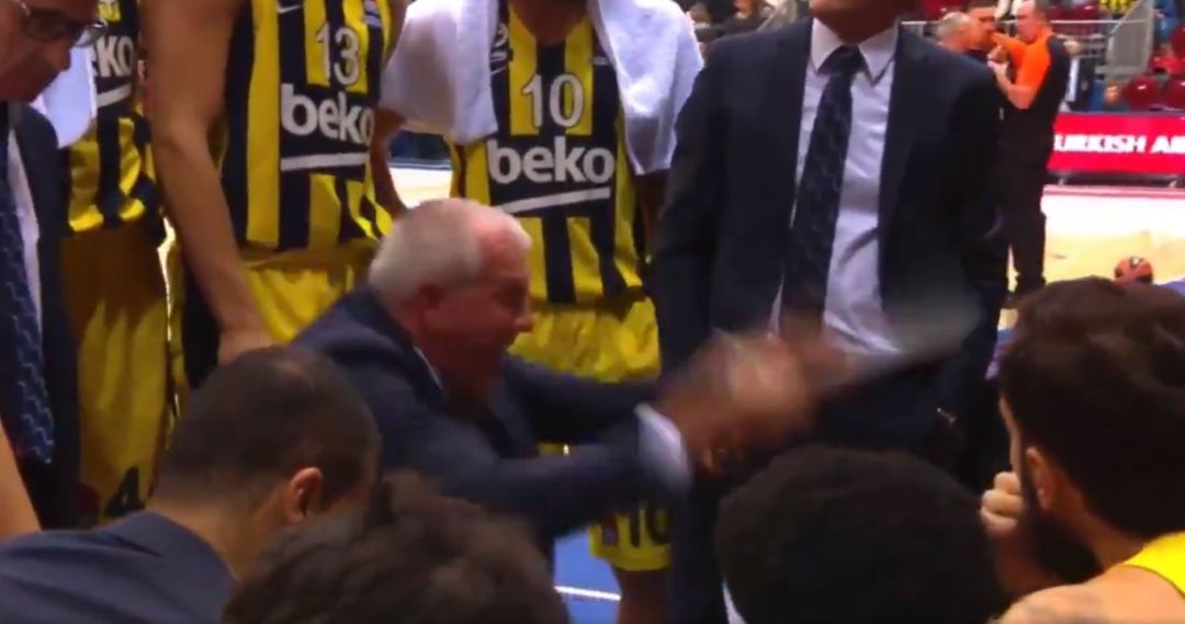 Momento de la bronca de Obradovic a los suyos Momento de la bronca de Obradovic a los suyos