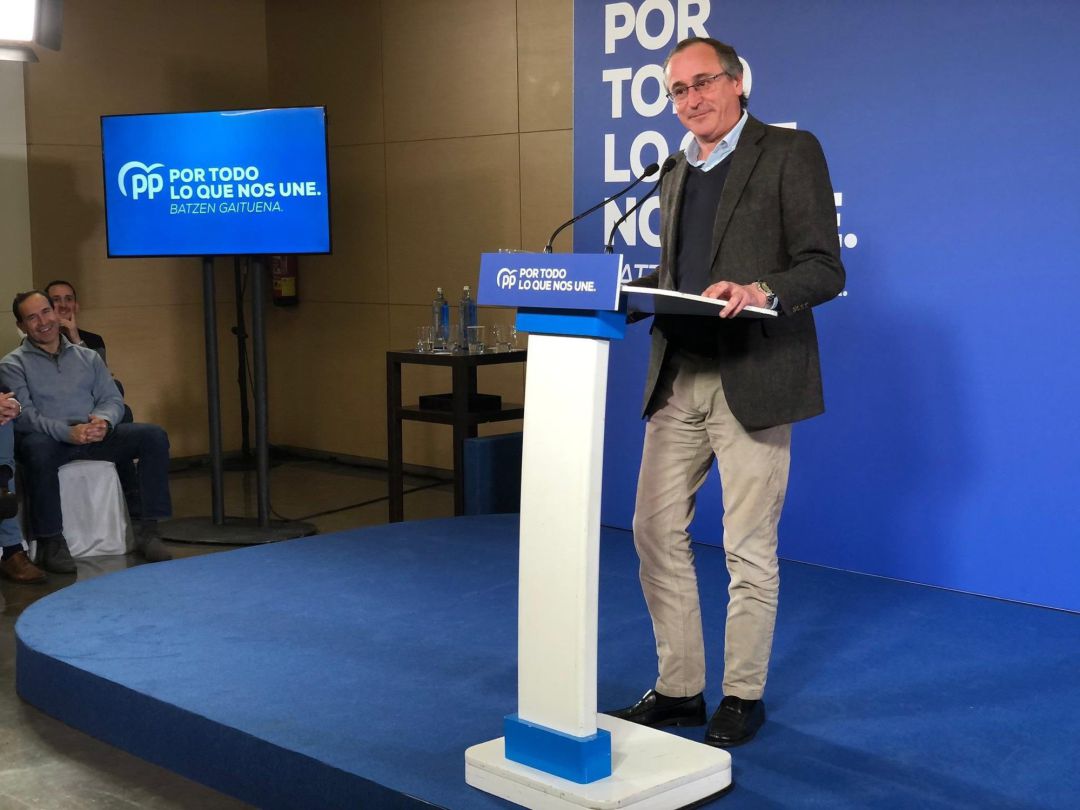 El presidente del PP vasco, Alfonso Alonso, durante su intervención en el mitin de cierre de campaña en Vitoria
El presidente del PP vasco, Alfonso Alonso, durante su intervención en el mitin de cierre de campaña en Vitoria