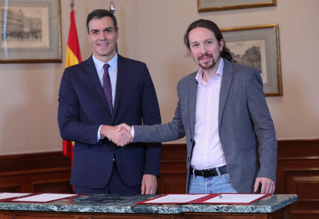 El presidente del Gobierno en funciones, Pedro Sánchez y el líder de Podemos, Pablo Iglesias, se estrechan la mano en el Congreso de los Diputados tras firmar el principio de acuerdo para compartir un gobierno de coalición. El presidente del Gobierno en funciones, Pedro Sánchez y el líder de Podemos, Pablo Iglesias, se estrechan la mano en el Congreso de los Diputados tras firmar el principio de acuerdo para compartir un gobierno de coalición.