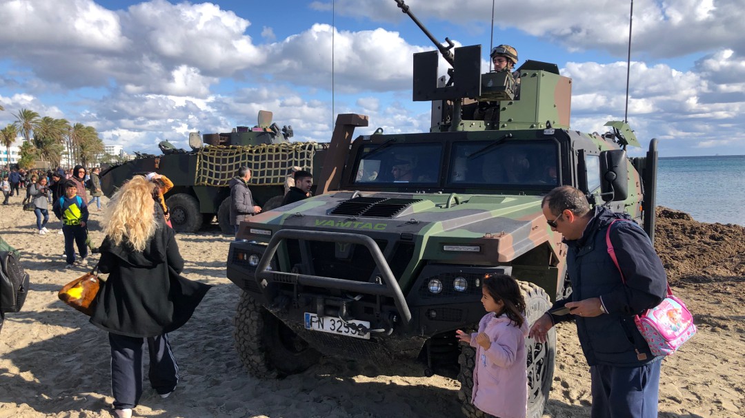 Centenares de personas acuden al desembarco del ejército en Playa d'en Bossa