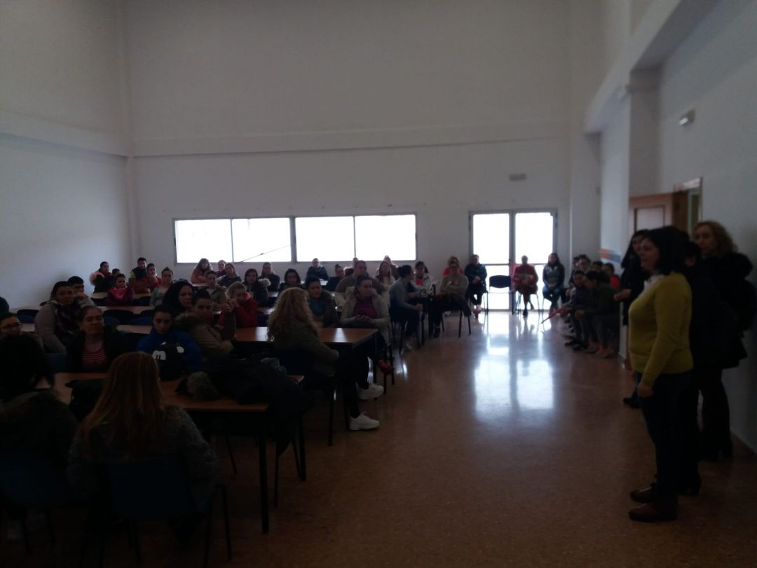 La alcaldesa M.ª Teresa García, se dirige al gran número de madres y padres asistentes a la reunión informativa La alcaldesa M.ª Teresa García, se dirige al gran número de madres y padres asistentes a la reunión informativa