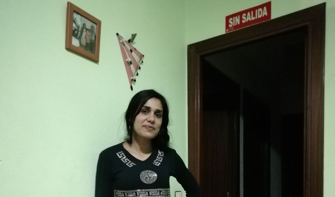 Diagrama en su casa de Vallecas donde vive con sus pequeños Miruna y Moisés, de 4 y 6 años. Diagrama en su casa de Vallecas donde vive con sus pequeños Miruna y Moisés, de 4 y 6 años.