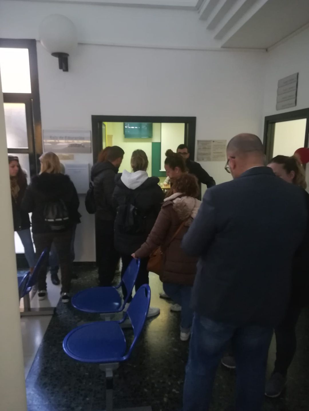 Usuarios del centro de Salud de San Pablo poniendo hojas de reclamaciones ante la falta de pediatras Usuarios del centro de Salud de San Pablo poniendo hojas de reclamaciones ante la falta de pediatras