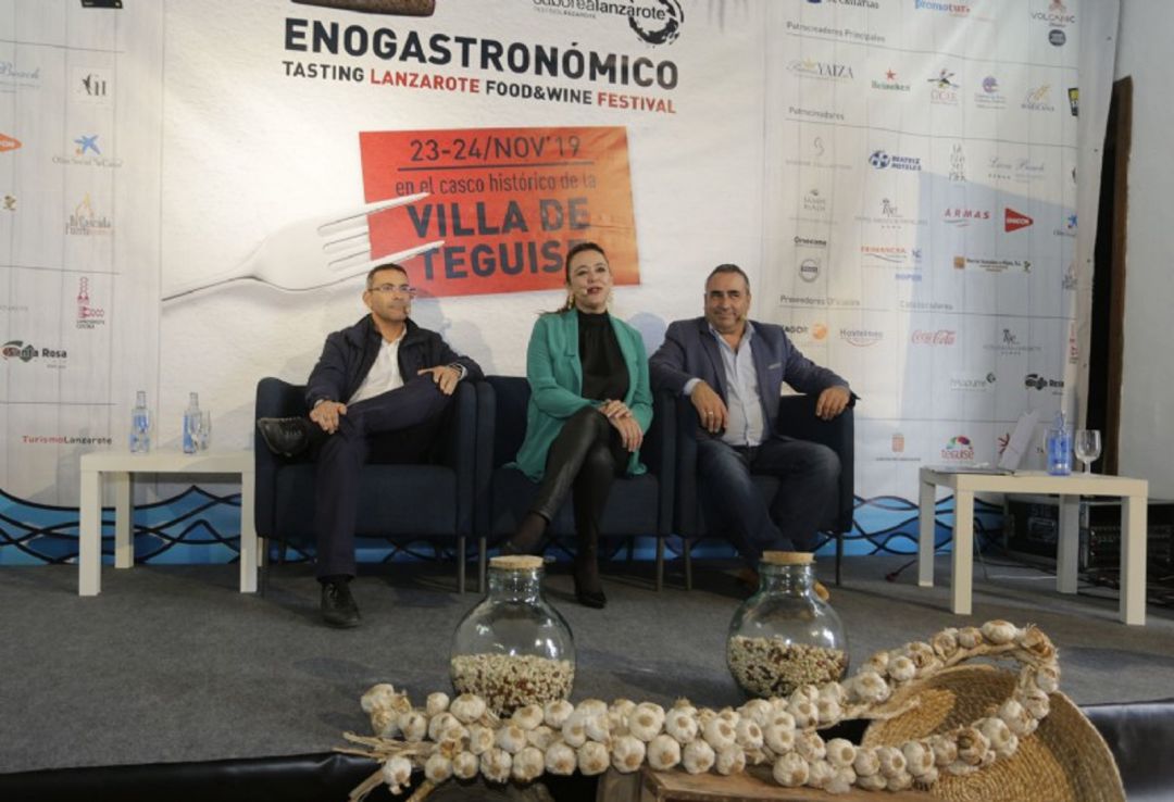 El alcalde de Teguise, Oswaldo Betancort, la presidenta del Cabildo de Lanzarote, María Dolores Corujo, y el consejero de Turismo del cabildo, Ángel Vázquez, en la presentación del X Festival Saborea Lanzarote El alcalde de Teguise, Oswaldo Betancort, la presidenta del Cabildo de Lanzarote, María Dolores Corujo, y el consejero de Turismo del cabildo, Ángel Vázquez, en la presentación del X Festival Saborea Lanzarote