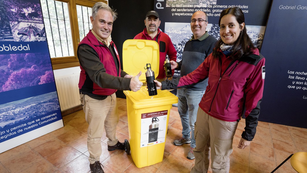 La Comunidad de Madrid dará 300 cantimploras a cambio de botellas de plástico en la Sierra de Guadarrama