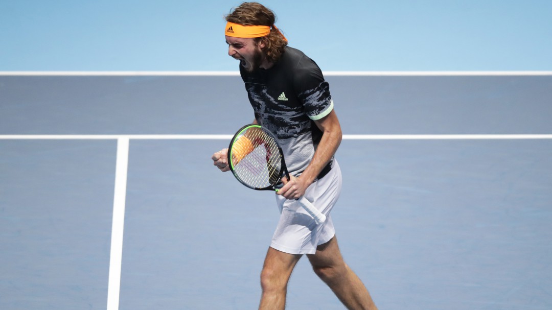 Tsitsipas puede con Federer y buscará este domingo el título de maestro en Londres