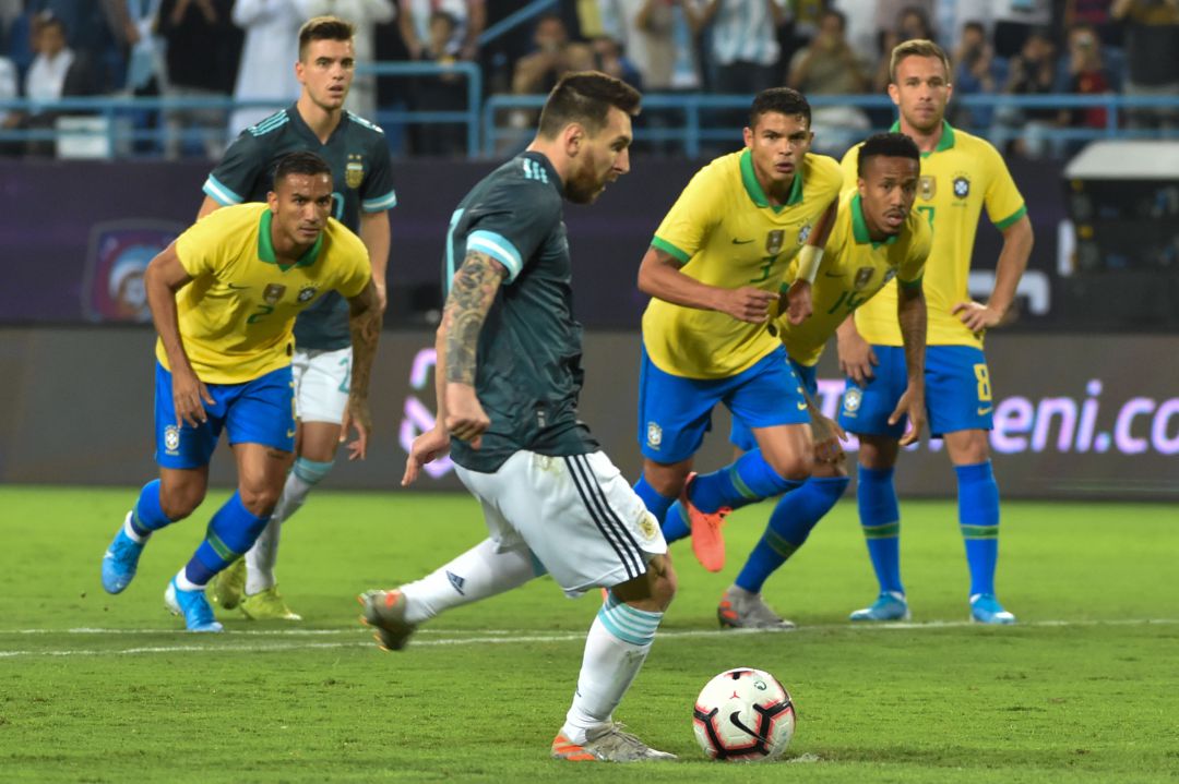 Momento en que Messi lanza el penalti, cuyo rechace convertiría en el único gol del partido Momento en que Messi lanza el penalti, cuyo rechace convertiría en el único gol del partido