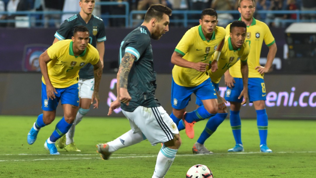 Thiago Silva carga contra Messi: "Busca mediatizar las decisiones del árbitro"