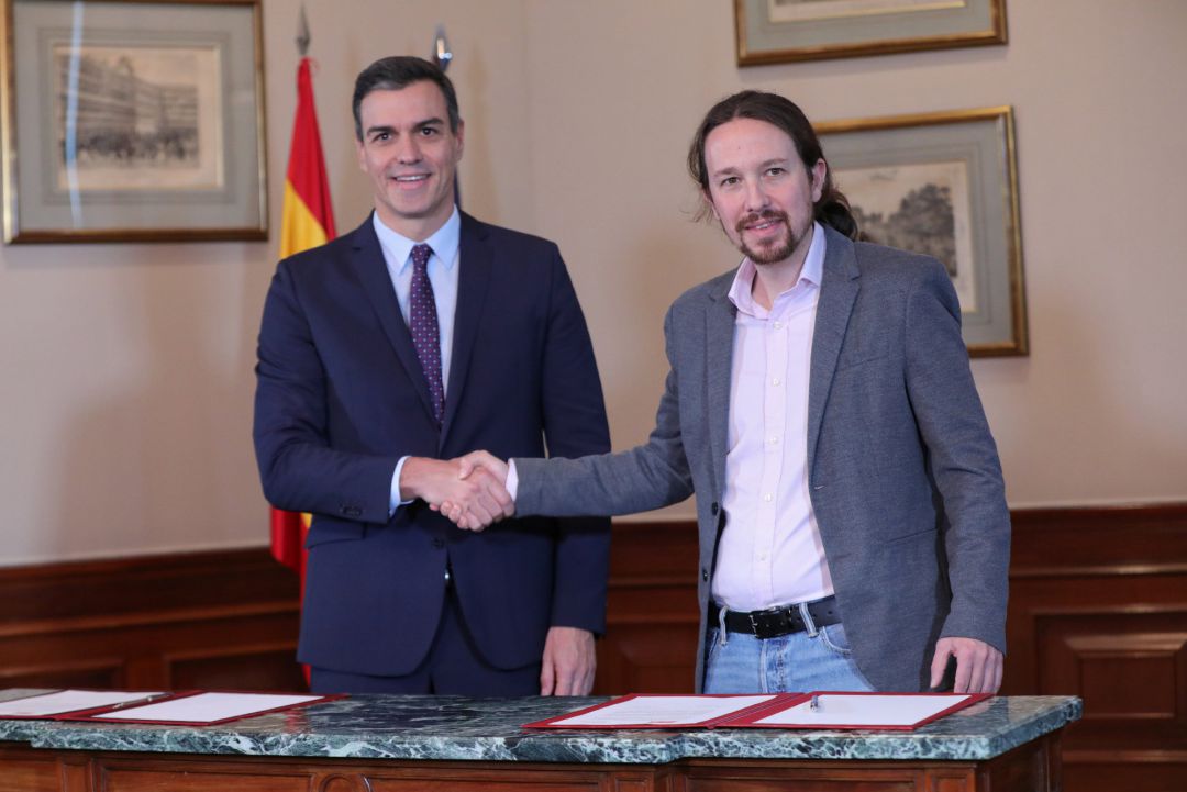 El presidente del Gobierno en funciones, Pedro Sánchez y el líder de Podemos, Pablo Iglesias, se estrechan la mano en el Congreso de los Diputados tras firmar el principio de acuerdo para compartir un gobierno de coalición tras las elecciones generales. El presidente del Gobierno en funciones, Pedro Sánchez y el líder de Podemos, Pablo Iglesias, se estrechan la mano en el Congreso de los Diputados tras firmar el principio de acuerdo para compartir un gobierno de coalición tras las elecciones generales.