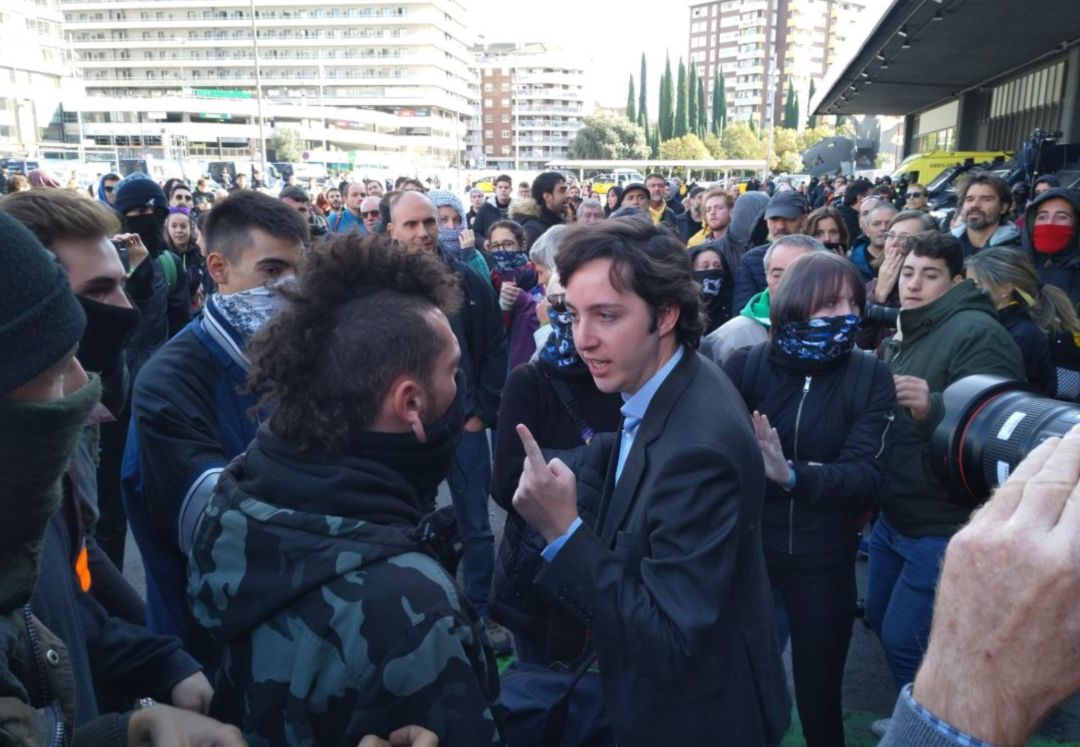 El 'Pequeño Nicolás' es increpado por un grupo de CDR. El 'Pequeño Nicolás' es increpado por un grupo de CDR.
