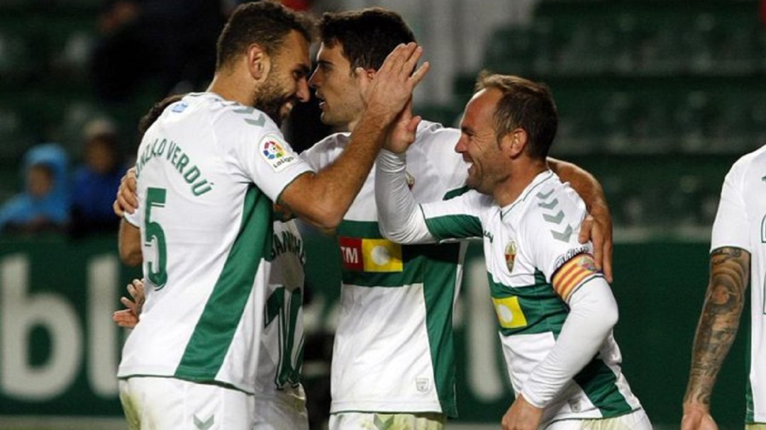 El Elche planta cara al Almería del jeque y suma un punto tras empatar a uno
