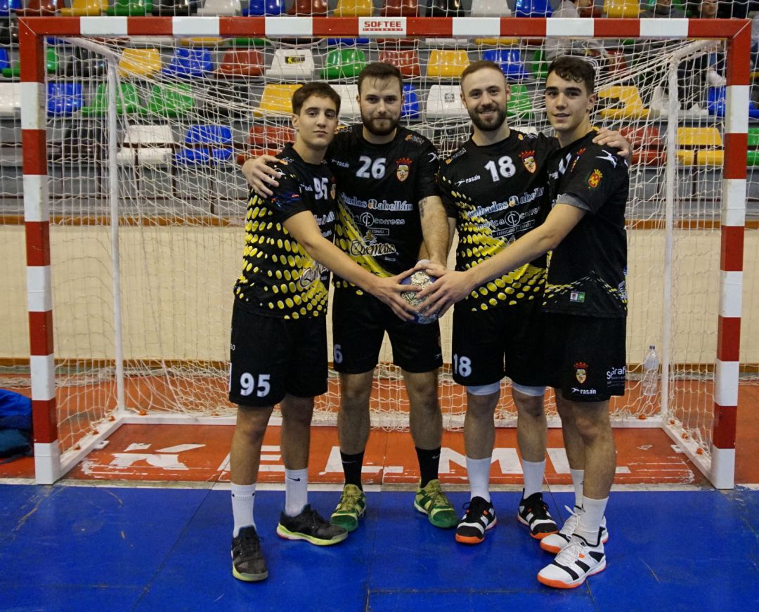 Juan Carlos (1º I), Chema (2º I), Pepe (2º D) y David (1º D) coincidieron en el primer equipo del Bm. Elda - C.E.E. Juan Carlos (1º I), Chema (2º I), Pepe (2º D) y David (1º D) coincidieron en el primer equipo del Bm. Elda - C.E.E.