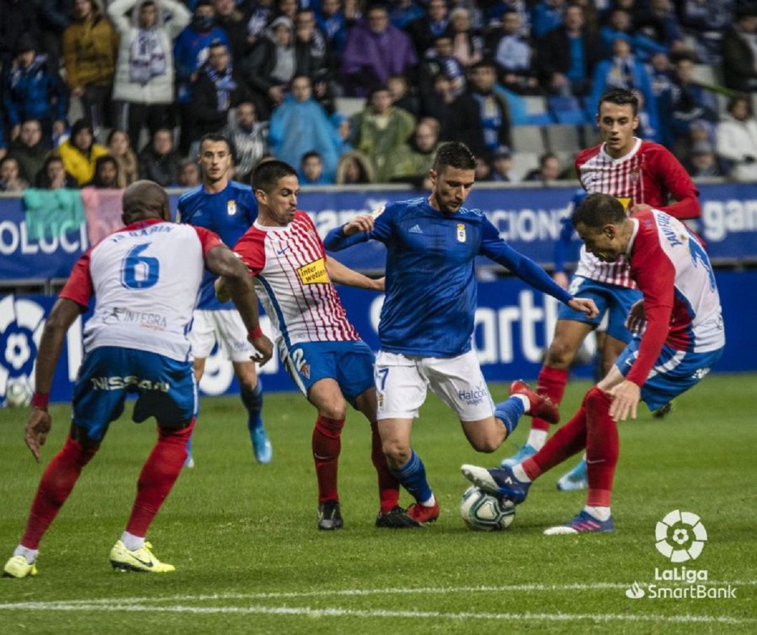 Omar Ramos es presionado por tres jugadores del Sporting. Omar Ramos es presionado por tres jugadores del Sporting.