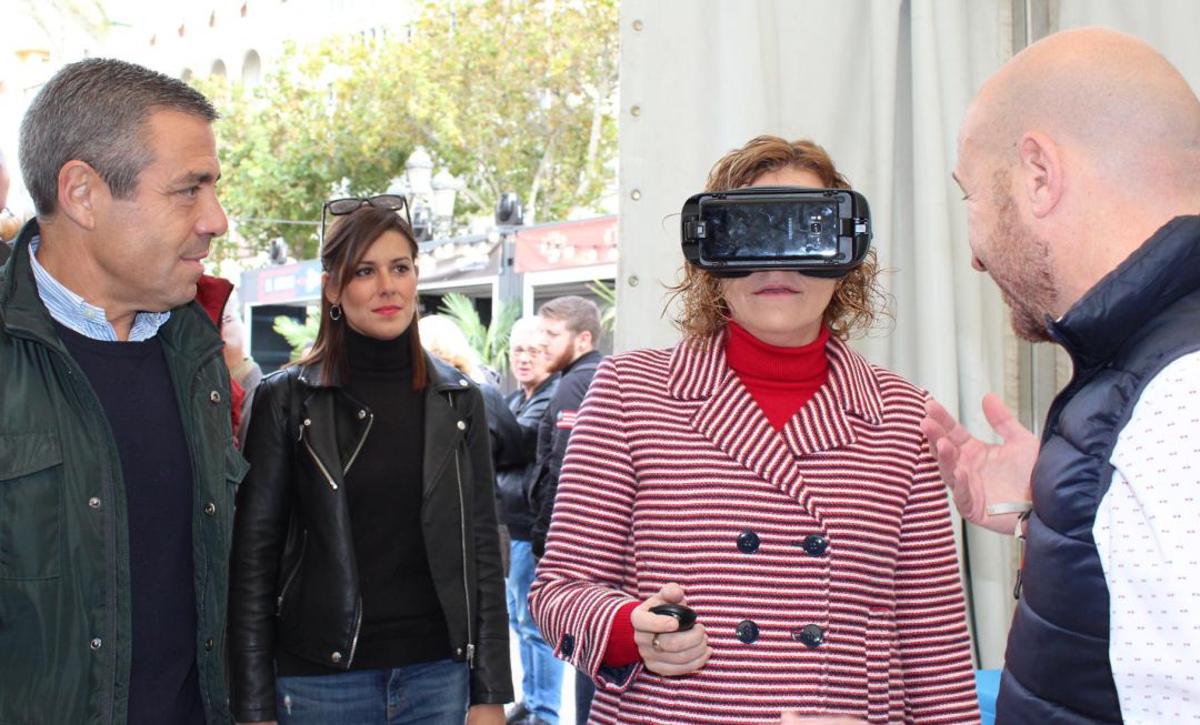 La edil Pilar Bernabé durante la celebración este domingo de "València Startup Market" en la plaza del Ayuntamiento La edil Pilar Bernabé durante la celebración este domingo de "València Startup Market" en la plaza del Ayuntamiento