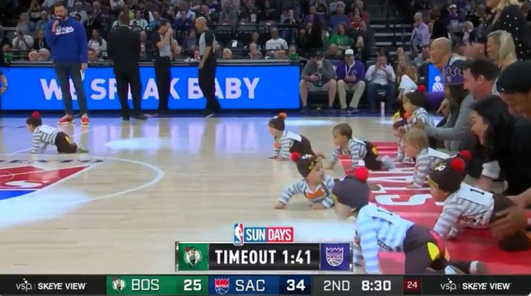 Carrera de bebés durante un tiempo muerto durante el Celtics - Sacramento Kings. Carrera de bebés durante un tiempo muerto durante el Celtics - Sacramento Kings.