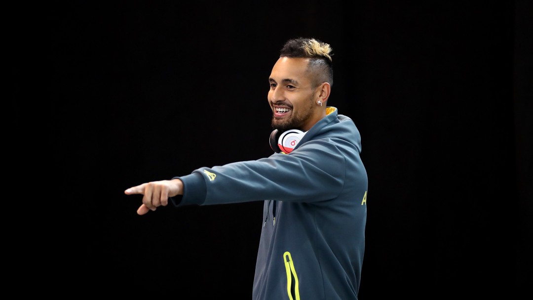 Kyrgios se prepara para la Davis: golpea la pelota con el mango de la raqueta