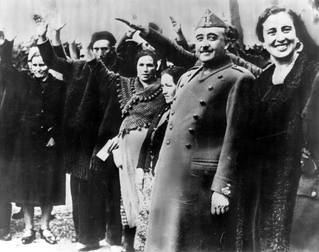 Francisco Franco y su mujer, Carmen Polo, en Burgos. Francisco Franco y su mujer, Carmen Polo, en Burgos.
