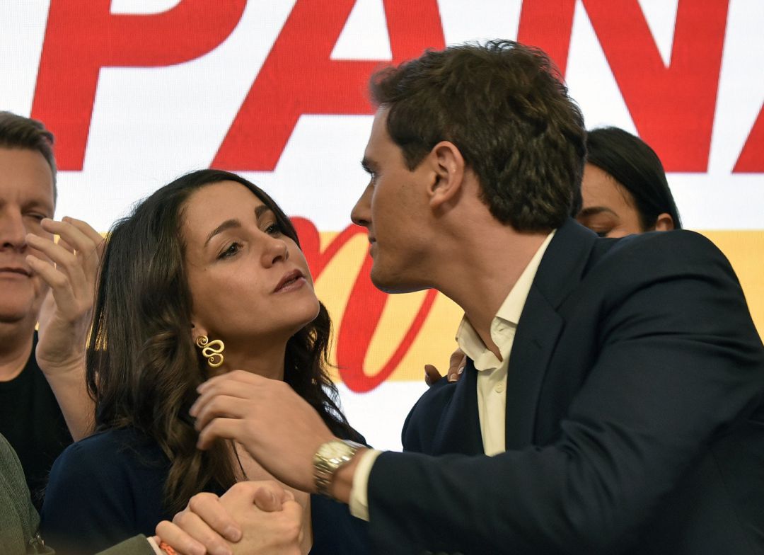 Inés Arrimadas saluda a Albert Rivera tras anunciar que deja Ciudadanos y la política Inés Arrimadas saluda a Albert Rivera tras anunciar que deja Ciudadanos y la política