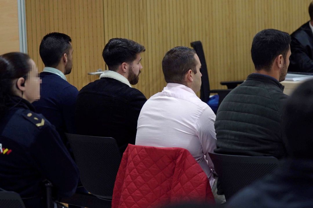 Los cuatro miembros de La Manada que se sientan en el banquillo acusados de supuestos abusos a una joven de 21 años en Pozoblanco. Los cuatro miembros de La Manada que se sientan en el banquillo acusados de supuestos abusos a una joven de 21 años en Pozoblanco.