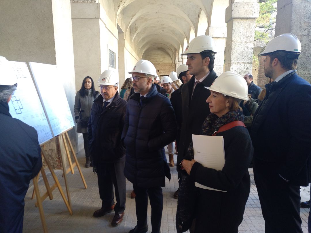 El arquitecto director explica el estado de las obras del Hospital Simón Ruiz a las autoridades El arquitecto director explica el estado de las obras del Hospital Simón Ruiz a las autoridades