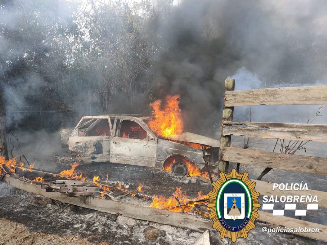 Un vehículo queda totalmente calcinado tras el incendio originado en un cortijo de Salobreña Un vehículo queda totalmente calcinado tras el incendio originado en un cortijo de Salobreña