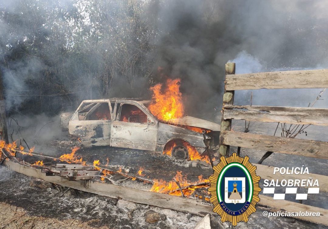 Bomberos de Motril sofocan las llamas de un incendio originado en un cortijo de Salobreña