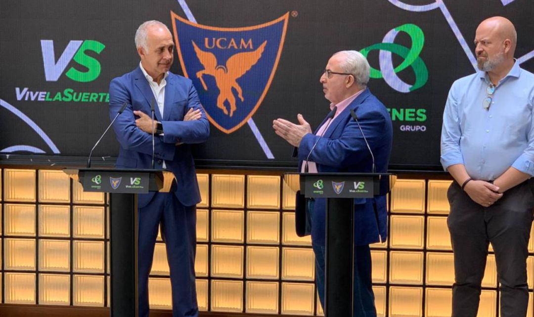 El presidente de la UCAM (centro), José Luis Mendoza, asegura que se lleva la sede de la universidad a Madrid. El presidente de la UCAM (centro), José Luis Mendoza, asegura que se lleva la sede de la universidad a Madrid.