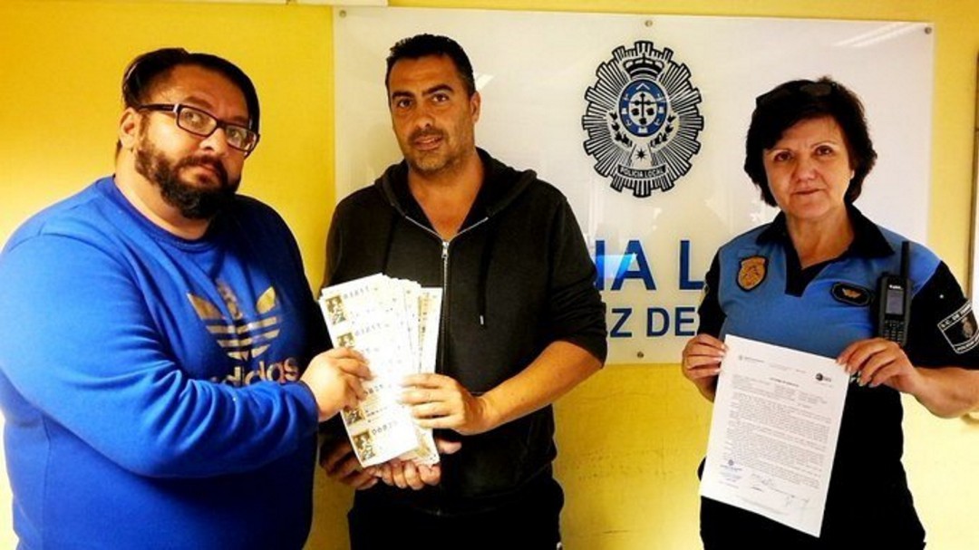 Da a la Policía 7.040 euros en décimos de Lotería de Navidad que encontró tirados