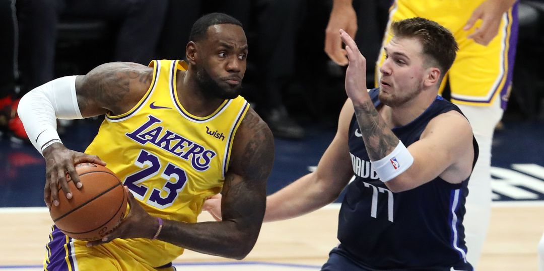 LeBron James y Luka Doncic, durante un partido entre Lakers y Mavericks LeBron James y Luka Doncic, durante un partido entre Lakers y Mavericks