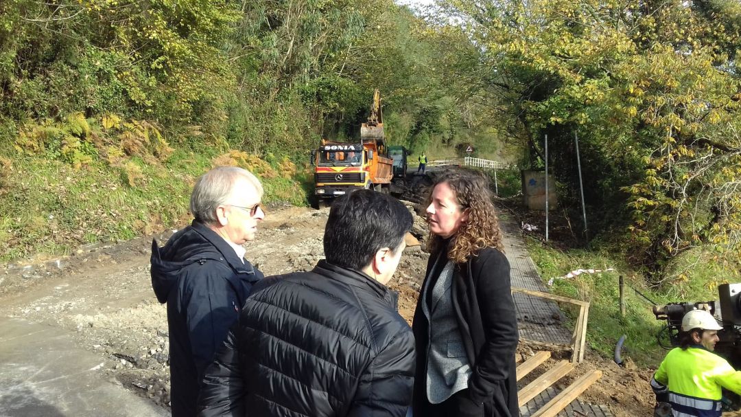 La directora de Infraestructuras ha visitado las obras de reparación de la carretera de Lastres y desde allí ha pedido disculpas a los afectados por incidentes de este tipo en toda la región. La directora de Infraestructuras ha visitado las obras de reparación de la carretera de Lastres y desde allí ha pedido disculpas a los afectados por incidentes de este tipo en toda la región.