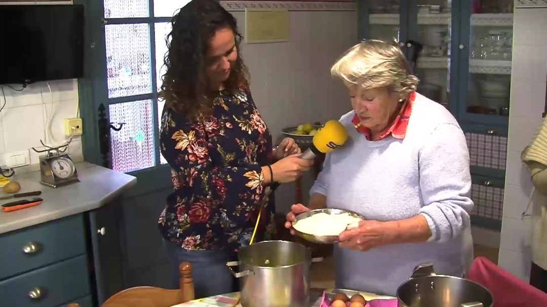 Ángela Ginés hace la mejor coca de Castelló y nos enseña la receta en su propia casa