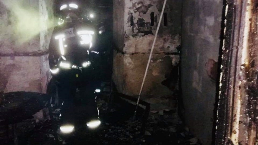 Una mujer hospitalizada tras incendiarse su vivienda