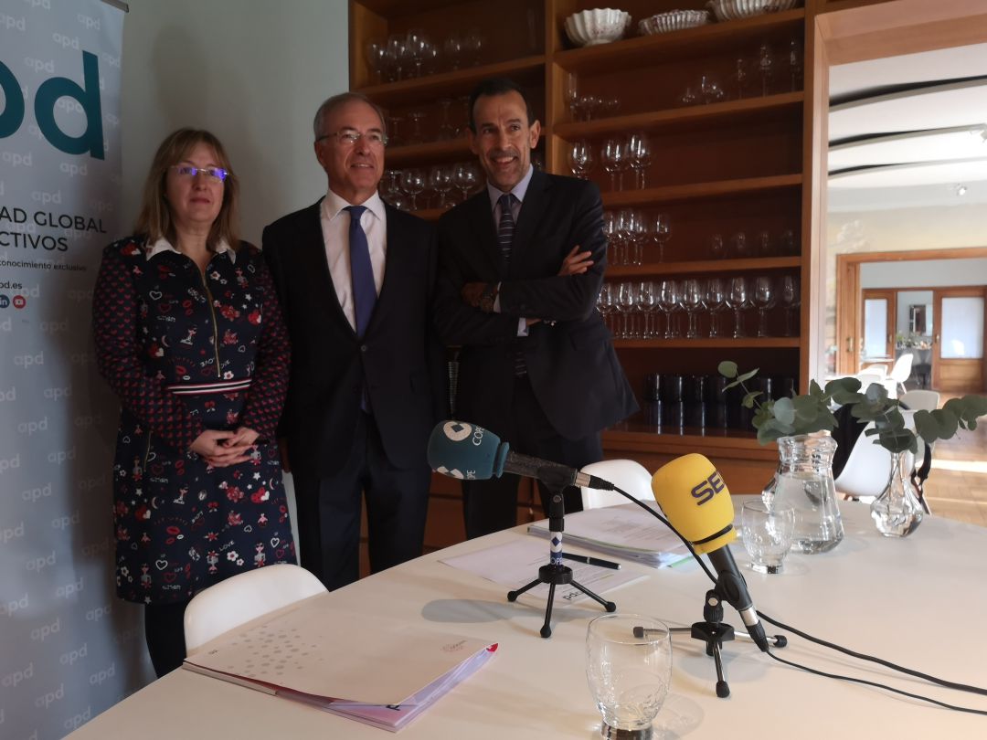 La directora de innovación de la Consejeria de Educación junto al presidente de APD y el director de la zona norte en la presentación del nuevo Plan Solidario. La directora de innovación de la Consejeria de Educación junto al presidente de APD y el director de la zona norte en la presentación del nuevo Plan Solidario.