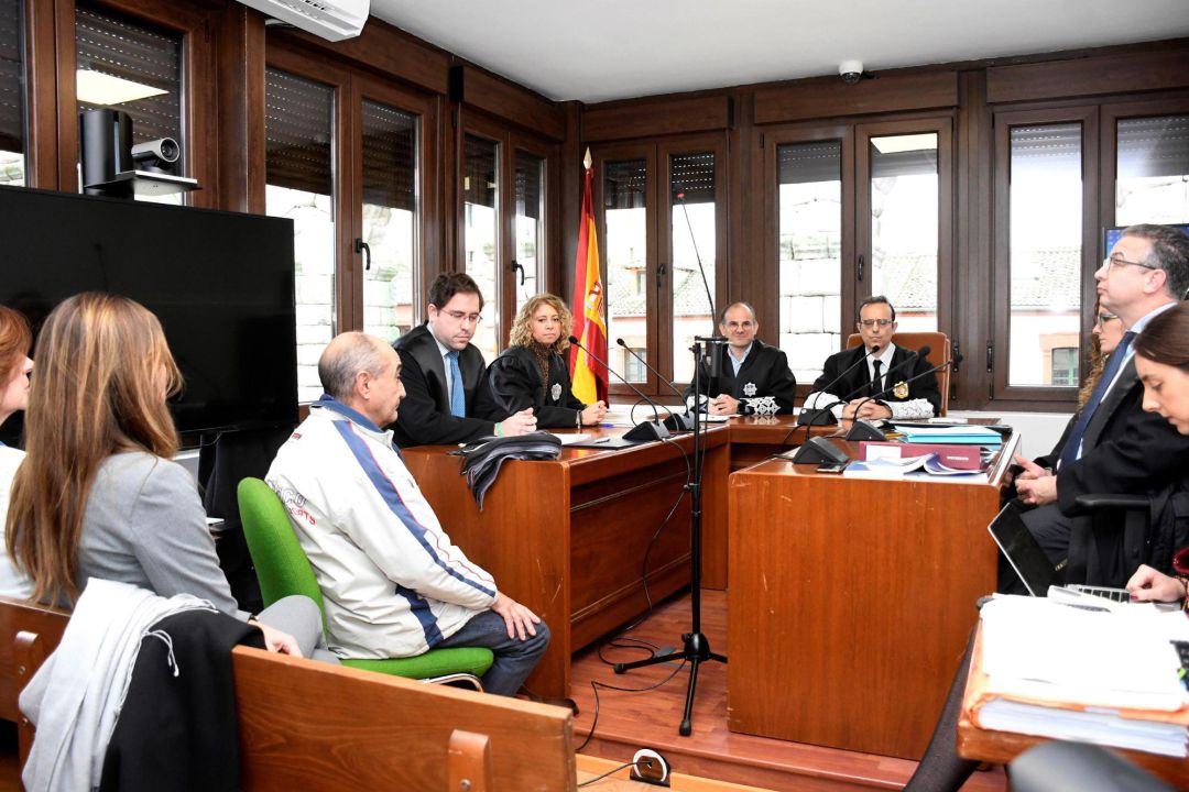 El Juzgado de lo Penal Nº 1 de Segovia acoge la vista en la que se juzga al profesor valenciano Vicente Belenguer (2i), como supuesto autor de un delito de incitación al odio por el mensaje que escribió en las redes sociales tras la muerte del torero Víctor Barrio El Juzgado de lo Penal Nº 1 de Segovia acoge la vista en la que se juzga al profesor valenciano Vicente Belenguer (2i), como supuesto autor de un delito de incitación al odio por el mensaje que escribió en las redes sociales tras la muerte del torero Víctor Barrio