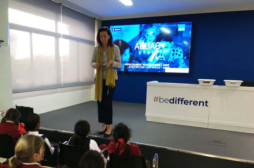 Matilde Mancha, Directora general de Hidralia, presentando el proyecto a alumnas de 2º y 4º de Primaria del Colegio Las Chapas, de Marbella Matilde Mancha, Directora general de Hidralia, presentando el proyecto a alumnas de 2º y 4º de Primaria del Colegio Las Chapas, de Marbella