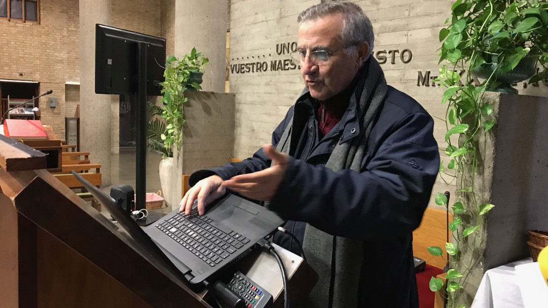 Un párroco oficia misa a través de PowerPoint