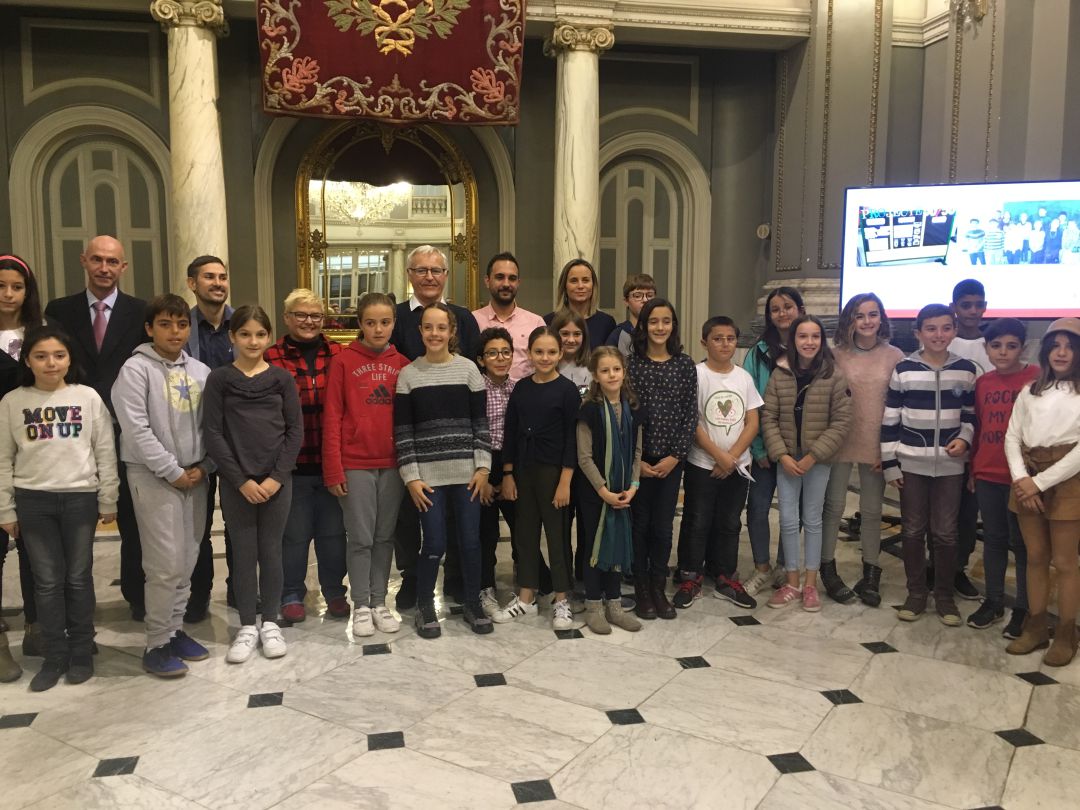 El alcalde Joan Ribó y alumnos de los colegios públicos que han participado en la "ª edición del Proyecto 50-50 El alcalde Joan Ribó y alumnos de los colegios públicos que han participado en la "ª edición del Proyecto 50-50