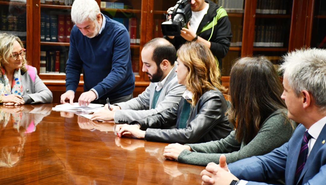 Momento en el que los diputados y senadores firmaban sus credenciales, junto a la presidenta de la Audiencia Provincial, María Jesús Alarcón Momento en el que los diputados y senadores firmaban sus credenciales, junto a la presidenta de la Audiencia Provincial, María Jesús Alarcón
