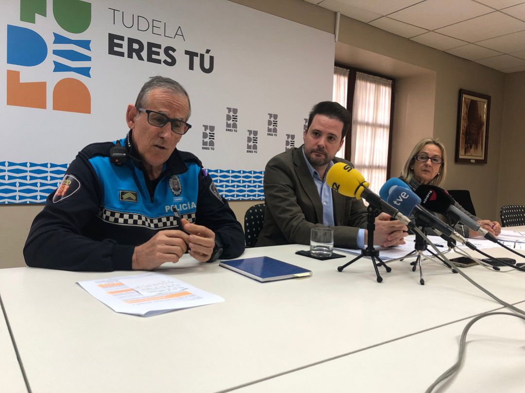 Juan Cruz, jefe de la Polícia, Alejandro Toquero, alcalde y Anichu Agüera, concejala de Servicios Sociales Juan Cruz, jefe de la Polícia, Alejandro Toquero, alcalde y Anichu Agüera, concejala de Servicios Sociales