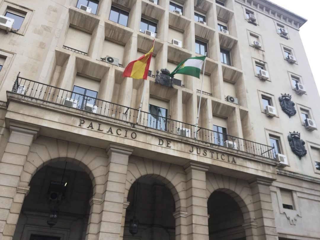 Fachada de la Audiencia Provincial de Sevilla. Fachada de la Audiencia Provincial de Sevilla.