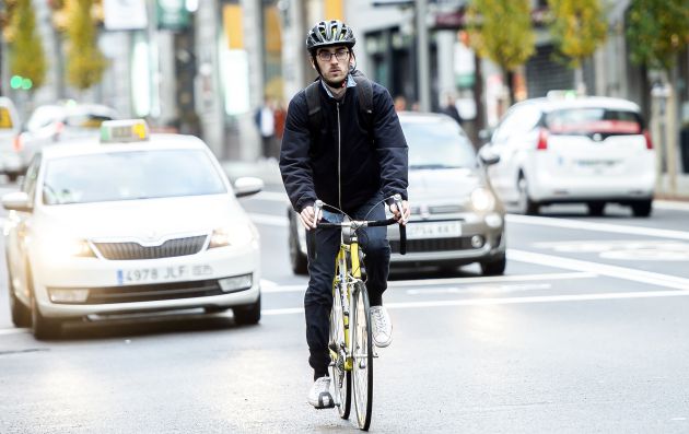 Un ciclista se desplaza por la Gran Vía madrileña. Un ciclista se desplaza por la Gran Vía madrileña.