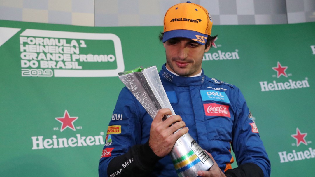 La tormenta perfecta de Carlos Sainz, resumida en un minuto