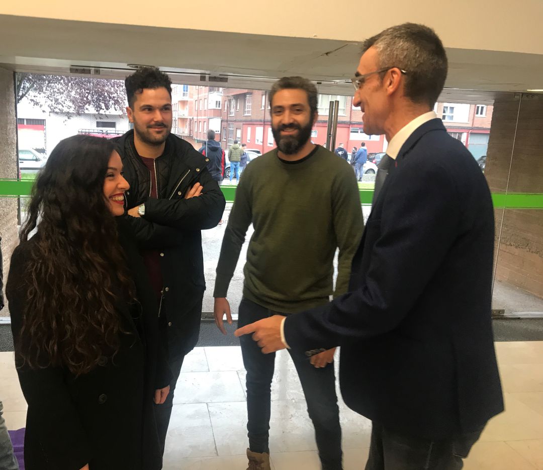 El vicerrector del campus del Bierzo con representantes de bodegas y la bloguera y periodista Vanesa Silván El vicerrector del campus del Bierzo con representantes de bodegas y la bloguera y periodista Vanesa Silván